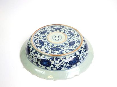 null Chine
Grand plat en porcelaine bleue et blanc de forme chantournée, il présente...