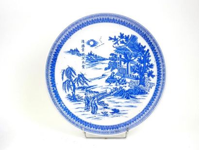 null Chine
Grand plat en porcelaine bleue et blanc à décors d'un paysage et de personnages...