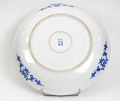 null Chine
Grand plat en porcelaine bleue et blanc à décors d'un paysage et de personnages...