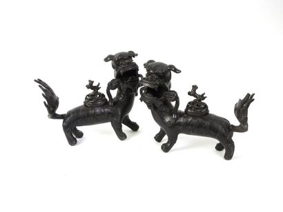 null Chine

Paire de brule-parfum en bronze figurant des chiens de fo 

Couvercles...