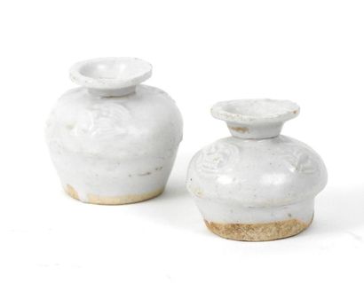 null Chine

Paire de vases miniatures en blanc à décors sous couverte 

Epoque S...