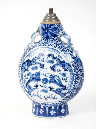 null Chine

Vase bouteille à anses zoomorphes en porcelaine bleue et blanc à décors...
