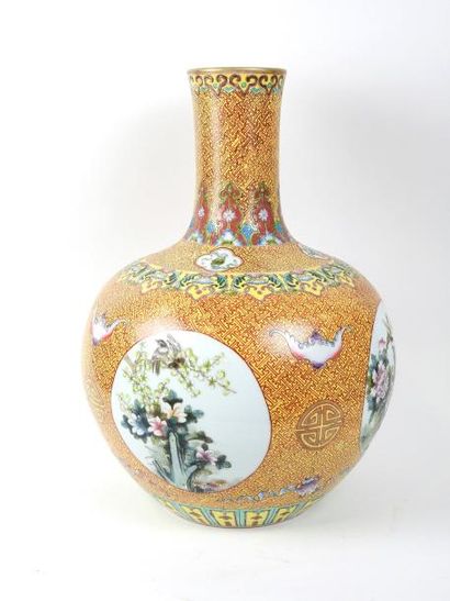 null Chine

Grand vase bouteille en porcelaine à fond jaune à décors de cartouches...
