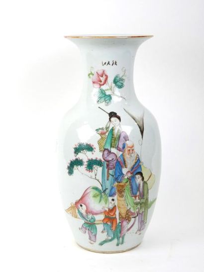 null Chine

Vase en porcelaine de la famille rose à décors mythologique de pêche...