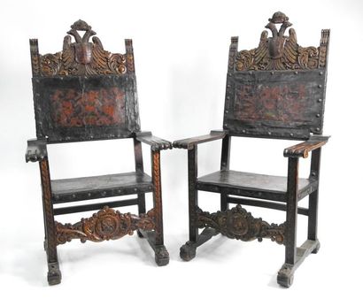 null Paire d'importants fauteuils en bois naturel richement mouluré et sculpté, elles...