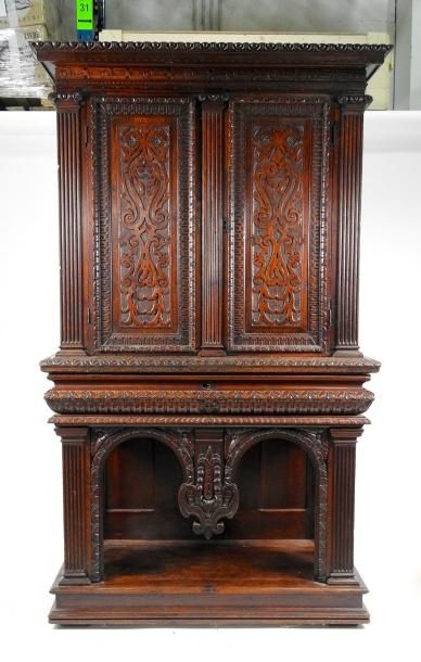 null Important meuble cabinet en chêne naturel mouluré et richement sculpté de rinceaux...