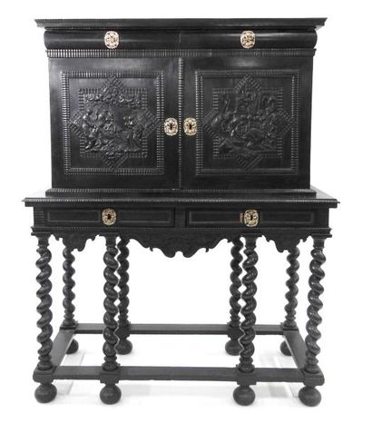 null Cabinet en bois noirci dans le style Italien du XVIIème siècle. 

La partie...