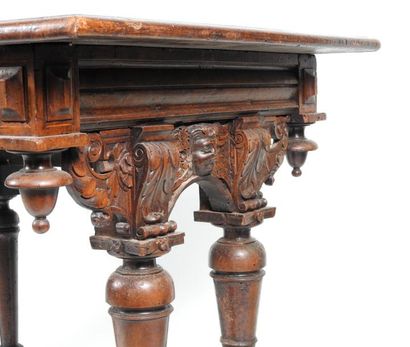 null Table de milieu en bois naturel mouluré et sculpté à decor sur le piétement...