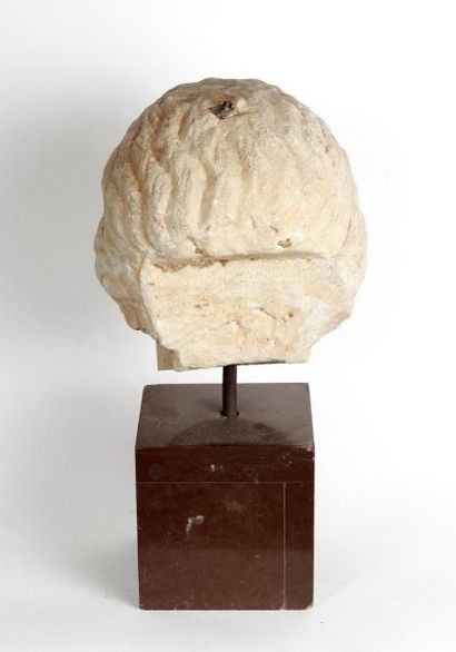 null Tête féminine en marbre patiné de type hellénistique des 4°- 1er siècles avant...