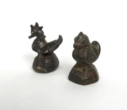 null Deux poids birmans en forme d'oiseaux. Bronze. XVII-XIXème.
H: env chaque 3...