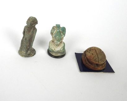null Trois amulettes dont fragmentaires du Dieu bélier Knoum, Buste du Dieu Osiris,
Scarabée...