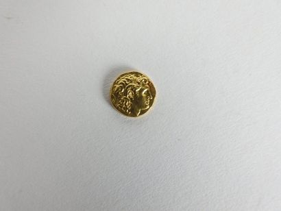 null Représentation d'une monnaie au profil d'Alexandre le Grand.
Or.