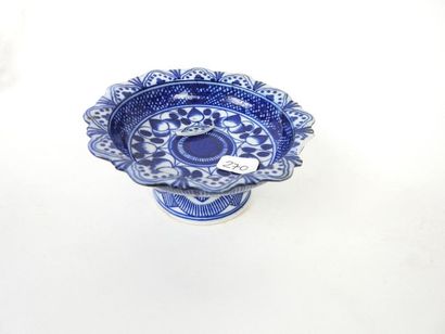 null Coupe à piédouche. Motif floral. Porcelaine blanc bleue.
D:10, 5cm
XIXès.