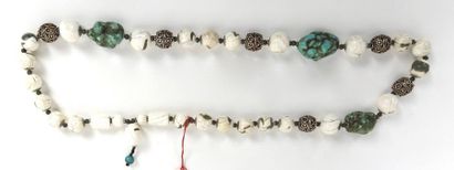 null Collier de perles de coquillage sacré, le chankh, flanquées de turquoises.
L:31cm
Contreforts...