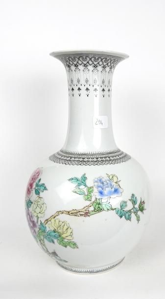 null Vase en porcelaine polychrome
Chine, XX° siècle H29 cm