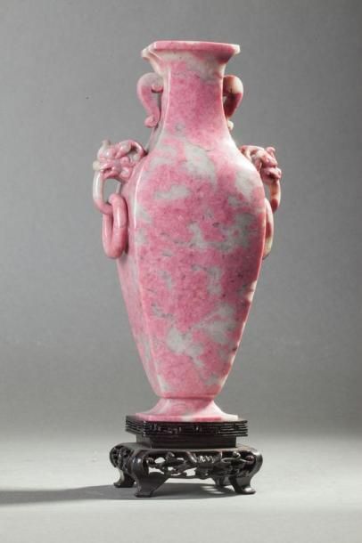 null Paire de vases balustre en rhodonite.
Style archaïsant.
Chine. XIX-XXème s.
H...