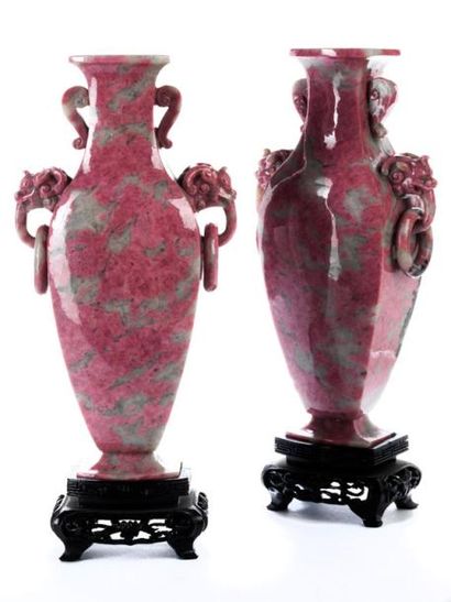 null Paire de vases balustre en rhodonite.
Style archaïsant.
Chine. XIX-XXème s.
H...