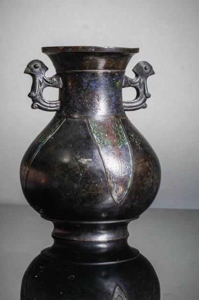 null Vase à anses en forme de phénix stylisé. Bronze émaillé
Cloisonné.
Chine ou...