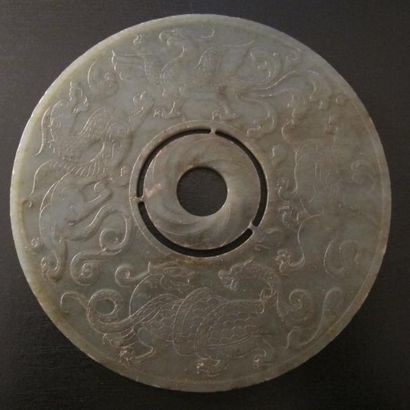 null Disque Bi à décor d'animaux mythiques.
Jade.
D 15cm
Chine.
Style des Han.