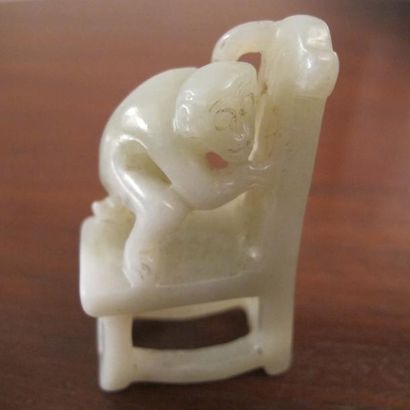 null Statuette de singe grimpant sur une chaise.
Jade.
L 6. 5cm
Époque ou style des...