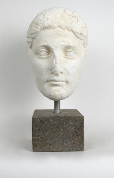 null Tête présumée d'Octave jeune lauré, le futur Auguste, premier empereur romain,...