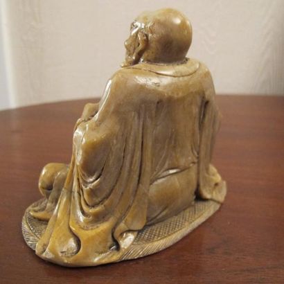 null Statuette de Lohan présentant la doctrine du Coeur. Stéatite. H 10 cm Chine...
