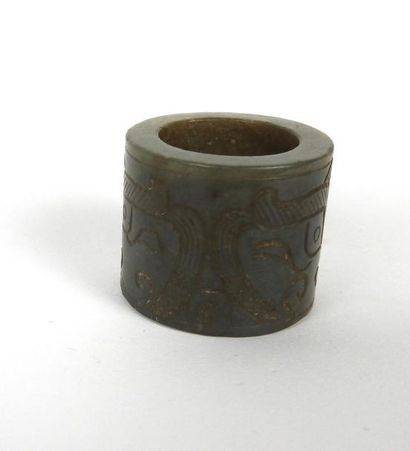 null Bague d'archer. Jade.
Style des Dynasties anciennes.
Chine. H: 2, 5 cm