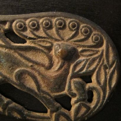 null Plaque ornée en relief d'un animal fantastique. Bronze. L 8cm Chine occidentale....