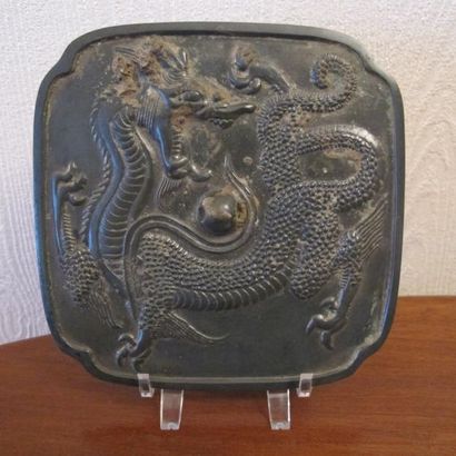 null Miroir carré cruciforme au dragon. Bronze. L 14cm Chine. Style des Tang.