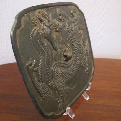 null Miroir carré cruciforme au dragon. Bronze. L 14cm Chine. Style des Tang.