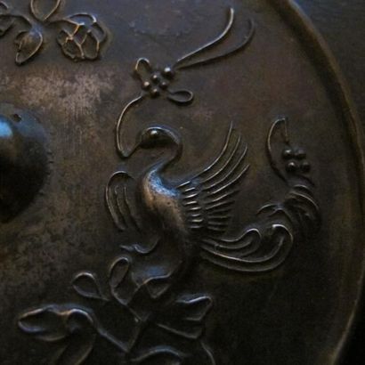 null Miroir circulaire aux oiseaux. Bronze. D 9. 5cm Chine. Style des Song.