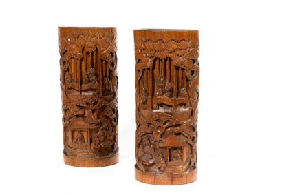 null Deux pots à pinceaux.
Bambou sculpté. Chine.
H: 40cm