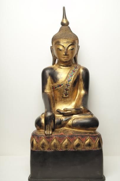 null Bouddha assis en méditation sur socle lotiforme en bois à traces de dorures...