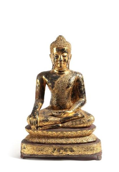 null Bouddha, iI est assis en méditation sur un socle lotiforme. Bronze doré. Siam.
XIXès-début...