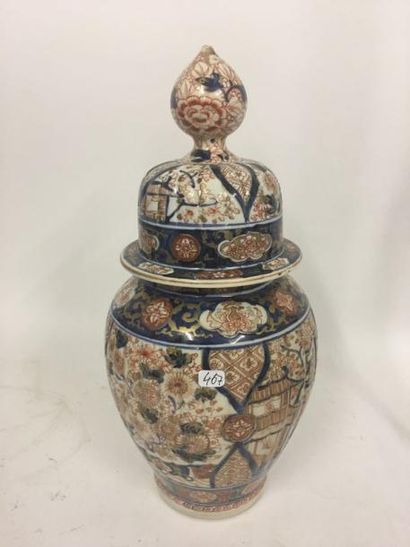 null Vase couvert en porcelaine à décor Imari.
Japon XIX° siècle
H 41 cm