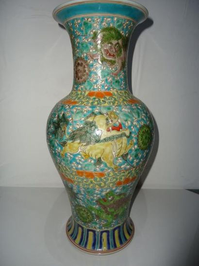 null Vase couvert en porcelaine famille verte, décor de chiens de fo dans un décor...