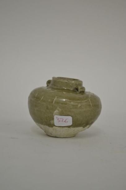 null Petite jarre à deux anses céladon et blanc en relief - Qingbaï, Epoque Song.
H...