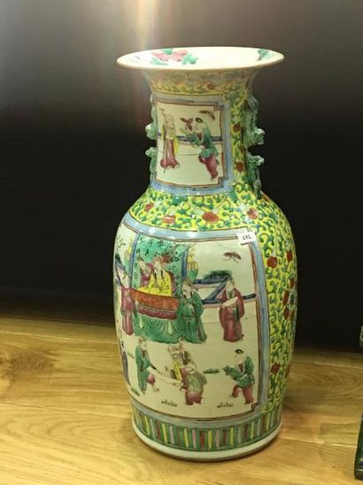 null Grand vase balustre fin XIX° siècle Porcelaine décor de scène de cours
Chin...