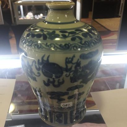 null Vase Meiping en porcelaine B&B déc dragons, marqué,
XVII-XVIII° siècle..
H 20...