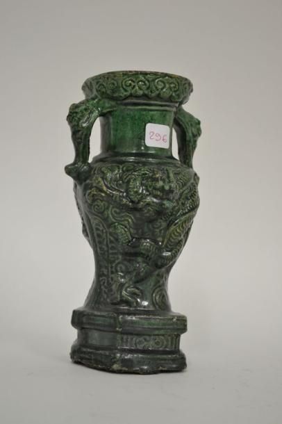 null Vase d'autel en TC glaçurée verte à 2 anses, chimères en façade, Chine. Ming.
H...
