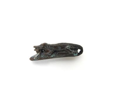 null Amulette. Crocodile sur phallus. Bronze ou laiton.
Style romain.
L:4cm