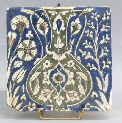 null Carreau. Céramique ornée à motif floral. Empire ottoman. Circa XVIè s. Env 23X23...