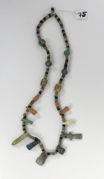 null Collier composé de différentes et diverses amulettes égyptophéniciennes et perles...