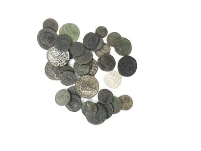 null Trentaine de monnaies romaines. Bronze dont une en argent.
