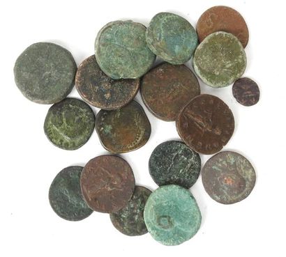 null Quinzaine de monnaies romaines principalement sesterces et as.