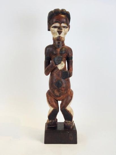 null Statue de jeunne homme debout
Bois sculpté polychrome à traces de kaolin
Gabon,...