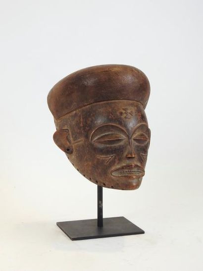 null Masque Pwo
Bois sculpté et scarifications caractéristisques
Angola,ethnie Tchokwe
Collection...