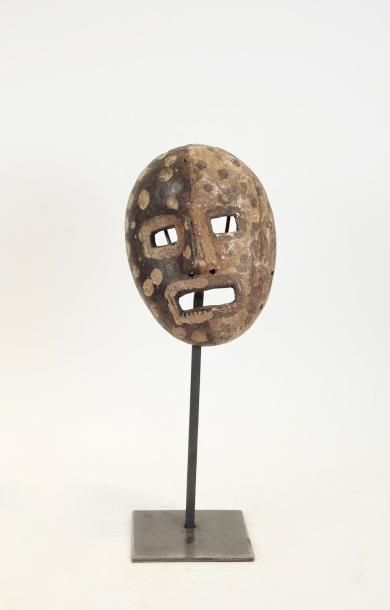 null Masque
Bois sculpté polychrome
Angola, ethnie Tchokwe
H 22 cm