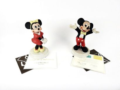 DISNEY Deux figurines en porcelaine représentant Mickey et Minnie
Hauteur 18 cm