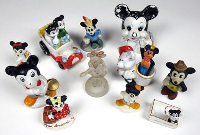 DISNEY Ensemble de 10 figurines en porcelaine représentant Mickey, certaines non...